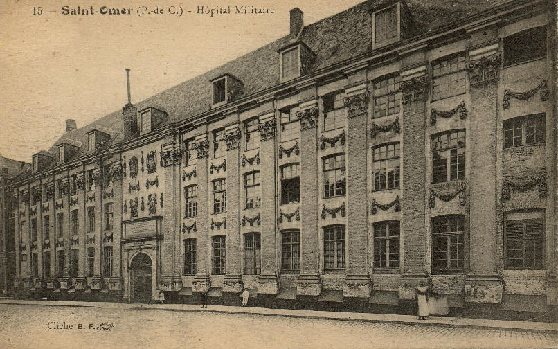 Juste aprés l'arsenal cette grande façade du XVIIIéme siècle est celle de l'hôpital militaire anciènnement collége des jésuites.